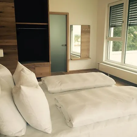 Buchners & Restaurant מלון *